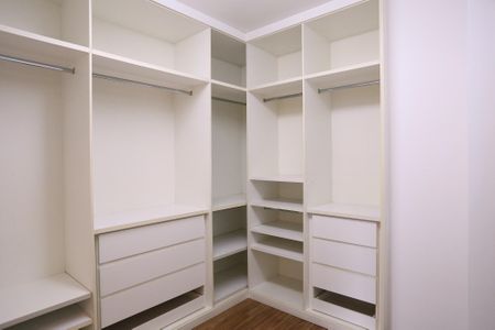 Apartamento para alugar com 197m², 4 quartos e 4 vagas Apartamento para alugar com 197m², 4 quartos e 4 vagasCloset da suíte