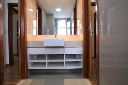 Apartamento para alugar com 197m², 4 quartos e 4 vagas Apartamento para alugar com 197m², 4 quartos e 4 vagasBanheiro da Semi-Suíte