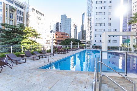 Apartamento para alugar com 197m², 4 quartos e 4 vagas Apartamento para alugar com 197m², 4 quartos e 4 vagasÁrea comum - Piscina
