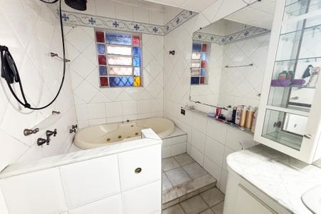Casa à venda com 200m², 3 quartos e 3 vagas Casa à venda com 200m², 3 quartos e 3 vagasBanheiro Banheiro da SuíteSocial
