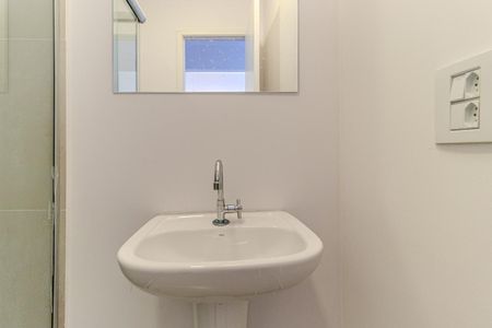 Banheiro de apartamento para alugar com 1 quarto, 27m² em República, São Paulo