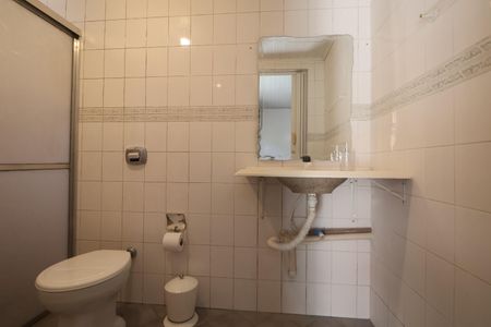 Banheiro de kitnet/studio para alugar com 1 quarto, 48m² em São Luís, Canoas