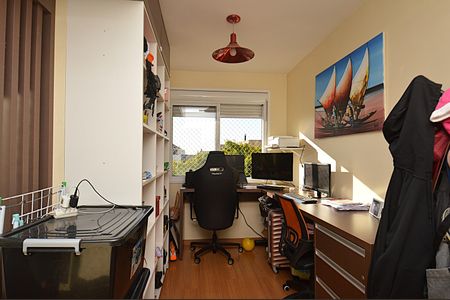 Sala Escritório  de apartamento para alugar com 2 quartos, 71m² em Passo da Areia, Porto Alegre