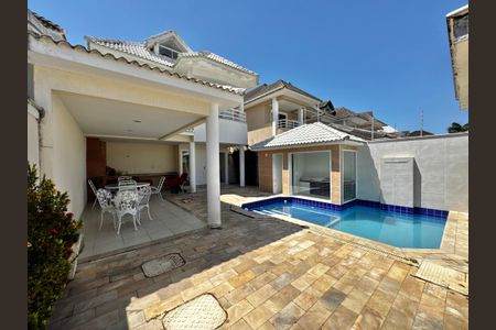 Casa de condomínio para alugar com 290m², 5 quartos e 2 vagasÁrea externa