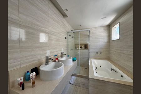 Casa de condomínio para alugar com 290m², 5 quartos e 2 vagasSuite 1 - Banheiro 