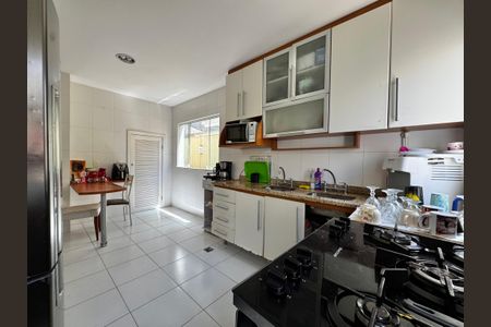 Casa de condomínio para alugar com 290m², 5 quartos e 2 vagasCozinha