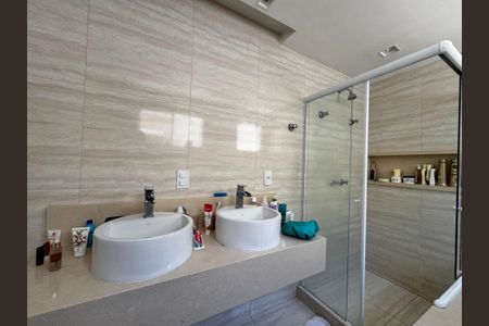 Casa de condomínio para alugar com 290m², 5 quartos e 2 vagasSuite 1 - Banheiro 