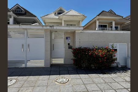 Casa de condomínio para alugar com 290m², 5 quartos e 2 vagasFachada