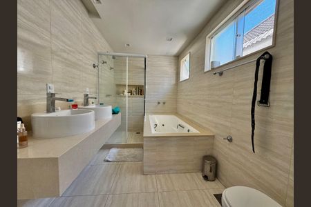 Casa de condomínio para alugar com 290m², 5 quartos e 2 vagasSuite 1 - Banheiro 