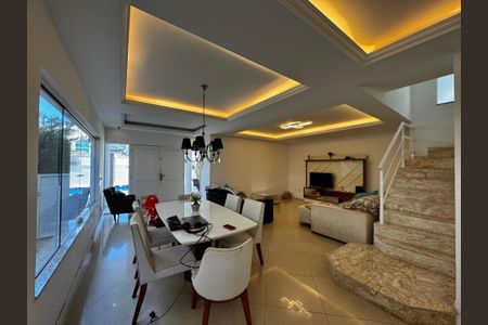 Sala de casa de condomínio para alugar com 4 quartos, 290m² em Recreio dos Bandeirantes, Rio de Janeiro
