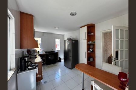 Casa de condomínio para alugar com 290m², 5 quartos e 2 vagasCozinha