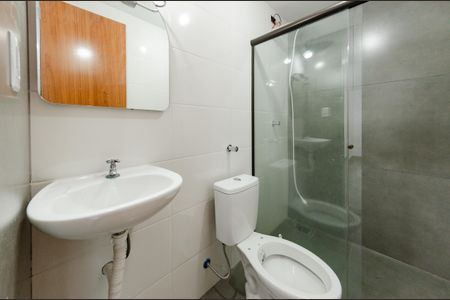Banheiro de kitnet/studio para alugar com 1 quarto, 26m² em Dom Cabral, Belo Horizonte