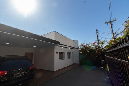 Casa à venda com 200m², 3 quartos e 4 vagasÁREA EXTERNA FRENTE