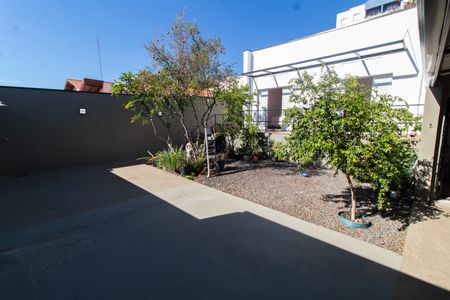 Casa à venda com 200m², 3 quartos e 4 vagasÁREA EXTERNA FUNDOS