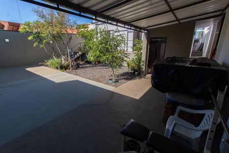 Casa à venda com 200m², 3 quartos e 4 vagasÁREA EXTERNA FUNDOS