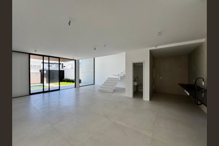 Sala de casa de condomínio à venda com 3 quartos, 230m² em Recreio dos Bandeirantes, Rio de Janeiro