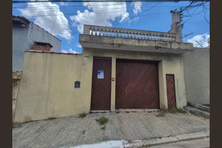 Casa à venda com 150m², 2 quartos e 2 vagas Casa à venda com 150m², 2 quartos e 2 vagasFachada