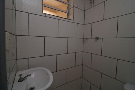 Banheiro de casa para alugar com 1 quarto, 30m² em Jardim Santa Teresinha, São Paulo