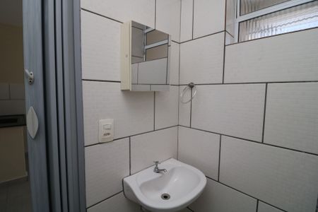 Banheiro de casa para alugar com 1 quarto, 30m² em Jardim Santa Teresinha, São Paulo