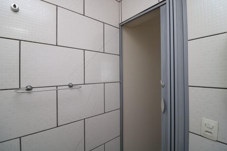 Banheiro de casa para alugar com 1 quarto, 30m² em Jardim Santa Teresinha, São Paulo