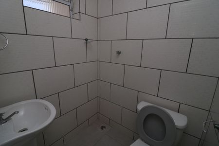 Banheiro de casa para alugar com 1 quarto, 30m² em Jardim Santa Teresinha, São Paulo