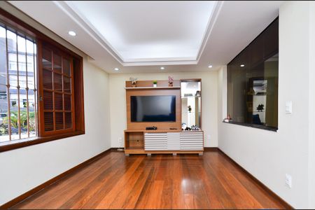 Casa à venda com 250m², 3 quartos e 4 vagas Casa à venda com 250m², 3 quartos e 4 vagasSala de Estar