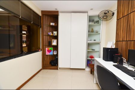 Casa à venda com 250m², 3 quartos e 4 vagas Casa à venda com 250m², 3 quartos e 4 vagasEscritório