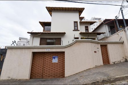 Casa à venda com 250m², 3 quartos e 4 vagas Casa à venda com 250m², 3 quartos e 4 vagasFachada