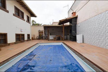 Casa à venda com 250m², 3 quartos e 4 vagas Casa à venda com 250m², 3 quartos e 4 vagasÁrea externa - Piscina