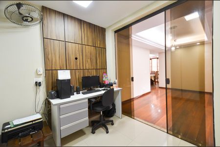 Casa à venda com 250m², 3 quartos e 4 vagas Casa à venda com 250m², 3 quartos e 4 vagasEscritório