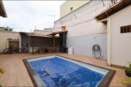 Casa à venda com 250m², 3 quartos e 4 vagas Casa à venda com 250m², 3 quartos e 4 vagasÁrea externa - Piscina