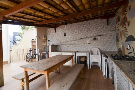 Casa à venda com 250m², 3 quartos e 4 vagas Casa à venda com 250m², 3 quartos e 4 vagasÁrea externa - churrasqueira