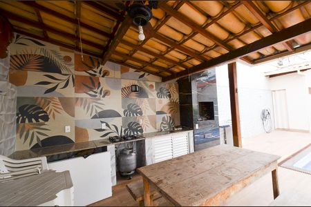 Casa à venda com 250m², 3 quartos e 4 vagas Casa à venda com 250m², 3 quartos e 4 vagasÁrea externa - churrasqueira