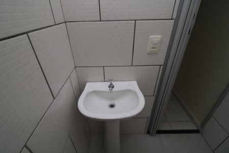 Banheiro de casa para alugar com 1 quarto, 30m² em Jardim Santa Teresinha, São Paulo