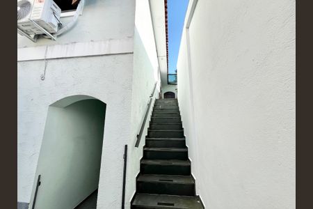 Casa à venda com 164m², 3 quartos e 3 vagas Casa à venda com 164m², 3 quartos e 3 vagasEscada