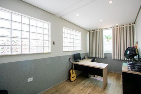 Casa à venda com 215m², 3 quartos e 2 vagasEscritório