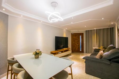 Casa à venda com 215m², 3 quartos e 2 vagasSala