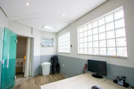 Casa à venda com 215m², 3 quartos e 2 vagasEscritório