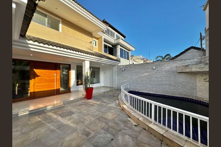 Casa de condomínio à venda com 280m², 4 quartos e 2 vagasÁrea externa