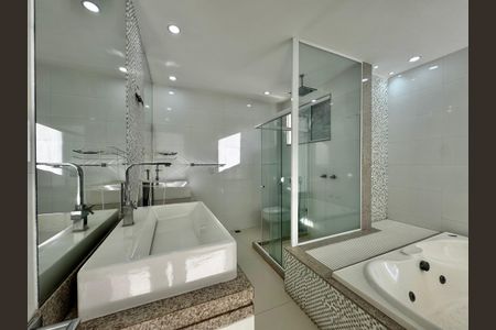 Casa de condomínio à venda com 280m², 4 quartos e 2 vagasSuíte 1 - Banheiro