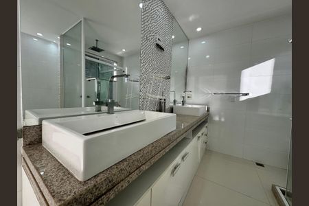 Casa de condomínio à venda com 280m², 4 quartos e 2 vagasSuíte 1 - Banheiro