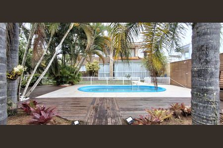 Casa para alugar com 290m², 4 quartos e 4 vagasÁrea comum - Piscina