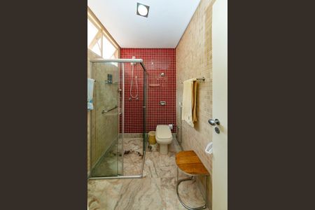 Casa à venda com 622m², 5 quartos e 5 vagasBanheiro da Suíte 2