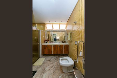 Casa à venda com 622m², 5 quartos e 5 vagasBanheiro da Suíte 1