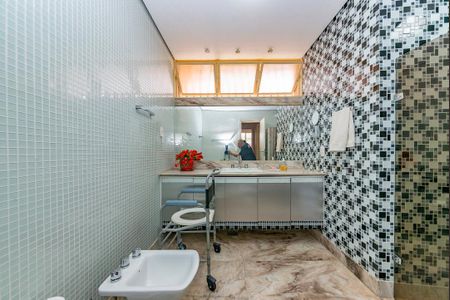 Casa à venda com 622m², 5 quartos e 5 vagasBanheiro Social