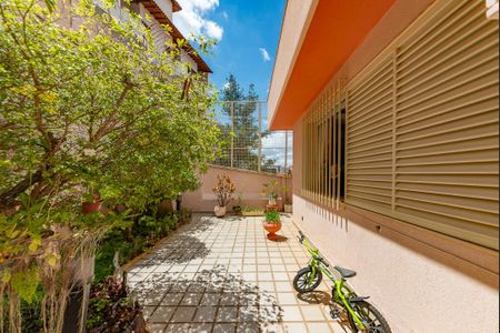 Casa à venda com 622m², 5 quartos e 5 vagasQuintal