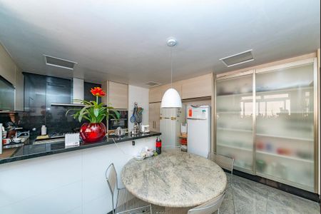 Casa à venda com 622m², 5 quartos e 5 vagasCozinha