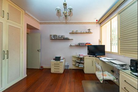 Casa à venda com 622m², 5 quartos e 5 vagasSuíte 2