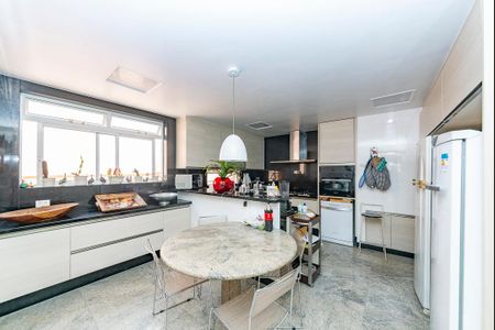 Casa à venda com 622m², 5 quartos e 5 vagasCozinha