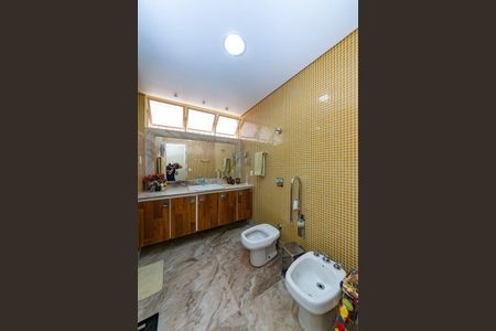 Casa à venda com 622m², 5 quartos e 5 vagasBanheiro da Suíte 1